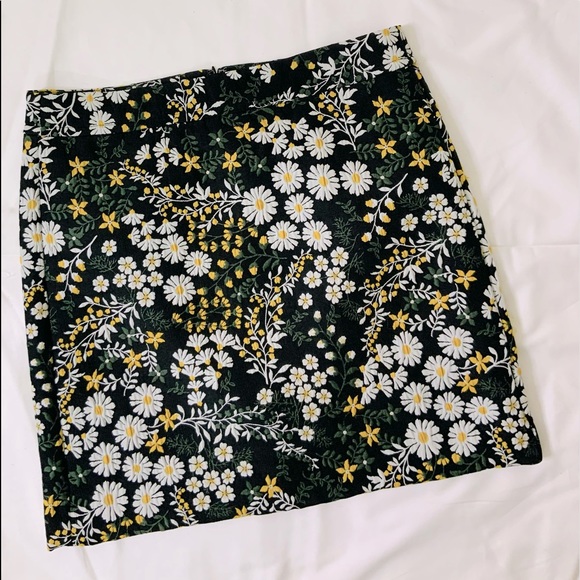 Daisy Embroidered Mini Skirt - Picture 4 of 10